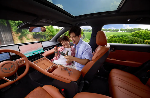 置换补贴价8.98万元起！五菱星光S 2025款正式上市，以「大快好省」打造全场景家庭出行体验！