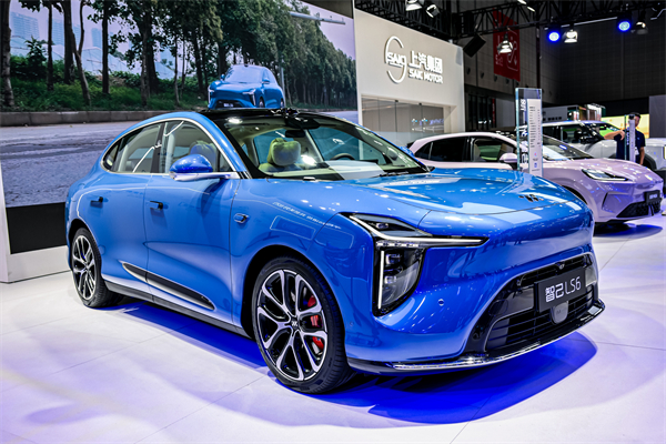 上汽“一体化轻量智能底盘”亮相2025工博会