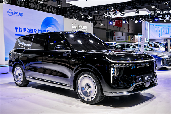 上汽“一体化轻量智能底盘”亮相2025工博会