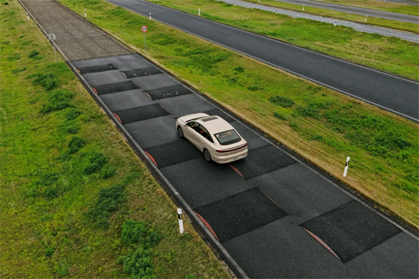 全新荣威i6实证：国民家轿就该有“豪华待遇”