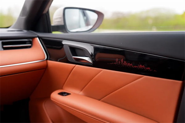 全新荣威i6实证：国民家轿就该有“豪华待遇”