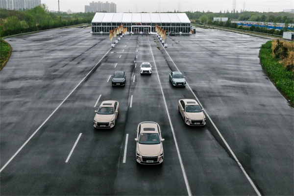 全新荣威i6实证：国民家轿就该有“豪华待遇”