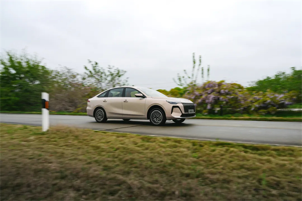 全新荣威i6实证：国民家轿就该有“豪华待遇”