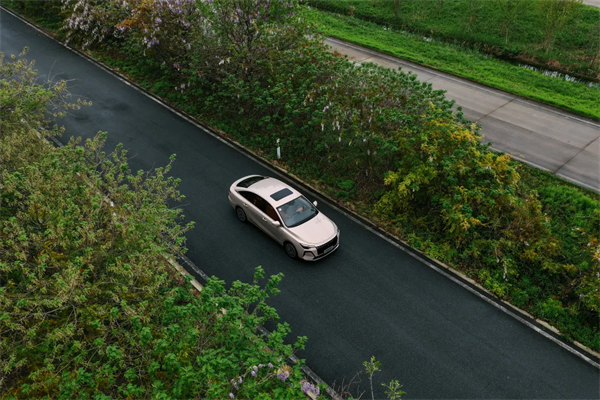 全新荣威i6实证：国民家轿就该有“豪华待遇”