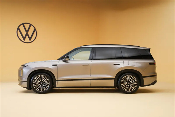 29.98万起！大众旗舰ID.ERA 9X正式上市，1600km续航+空气悬架+Momenta R7大模型